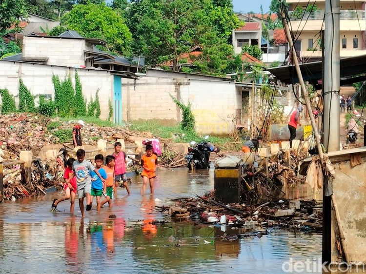 Potret Terbaru Banjir Abadi di Cipayung, Warga Berani Terobos Genangan