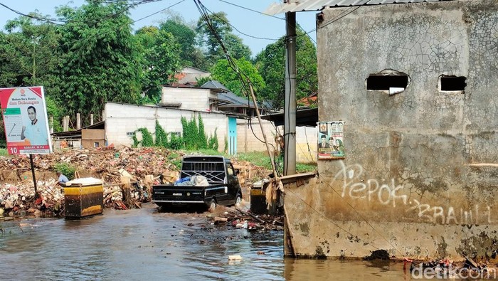 Penampakan banjir abadi di perbatasan Kelurahan Cipayung dan Pasir Putih.