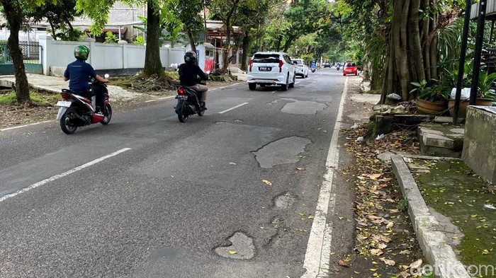 Penampakan kerusakan jalan di Jalan Patrakomala, Kota Bandung