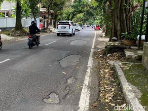 Hati-hati! Jalan Patrakomala Bandung Dipenuhi Lubang