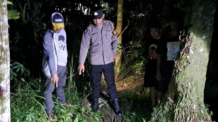 Tim Inafis melakukan olah TKP peristiwa penderes nira tewas usai terjatuh dari pohon kelapa di Desa Candiwulan, Kecamatan Kutasari, Kabupaten Purbalingga, Rabu (3/7/2024) sore.