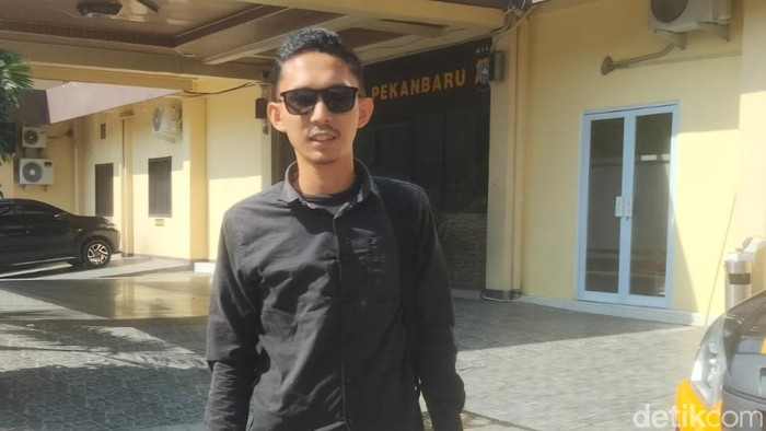 Pengacara korban saat mendatangi Mapolresta Pekanbaru