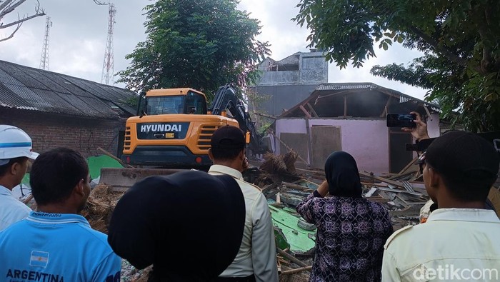 Penggusuran empat bangunan milik Warga di Desa Kuta, Kecamatan Pujut, Lombok Tengah, Kamis (4/7/2024).