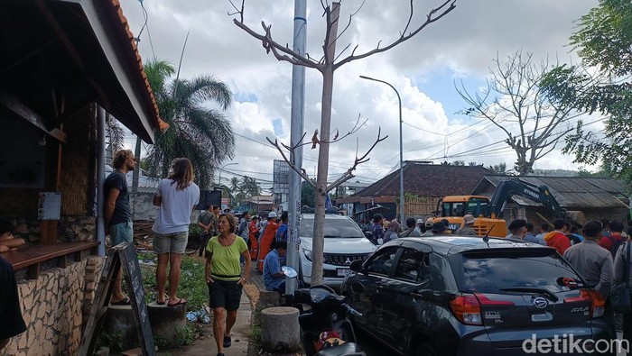 Sejumlah wisatawan asing yang menyaksikan penggusuran empat bangunan milik Warga di Desa Kuta, Kecamatan Pujut, Lombok Tengah, Kamis pagi. Foto: (Edi Suryansyah/detikBali)