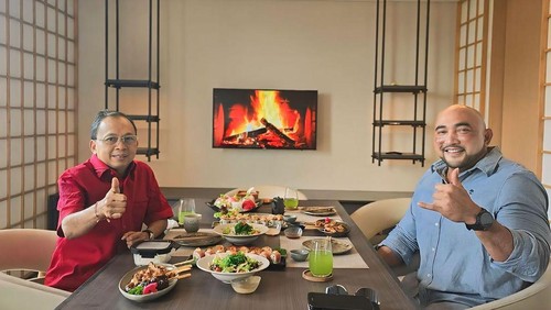 Pertamuan De Gadjah dengan Koster di salah satu rumah makan kawasan Renon, Denpasar, Kamis (4/7/2024). Pertemuan ini salah satunya membahas Pilkada Serentak 2024. (Dok. Instagram @de_gadjah)