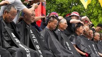 Para pemimpin peternak sapi Korea dicukur rambutnya saat menggelar unjuk rasa di dekat Majelis Nasional di Seoul, Korea Selatan, Rabu (3/7/2024).