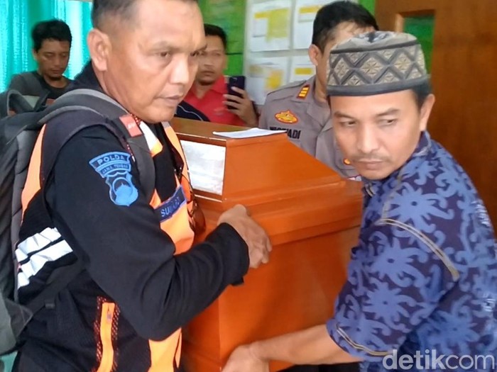 Peti jenazah korban kecelakaan Tol Batang KM 362 di RSUD Kalisari, Batang, Kamis (4/7/2024).