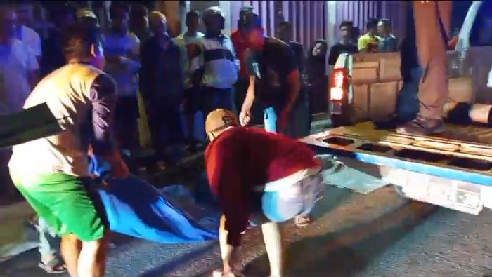 Petugas dan warga evakuasi korban laka tunggal yang mengakibatkan 2 remaja tewas dan 1 lainnya luka berat di Kecamatan SI II, Palembang