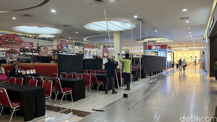 Petugas memasang kain pembatas warna hitam di lokasi festival kuliner nonhalal di Solo Paragon Mall, Kamis (4/7/2024).