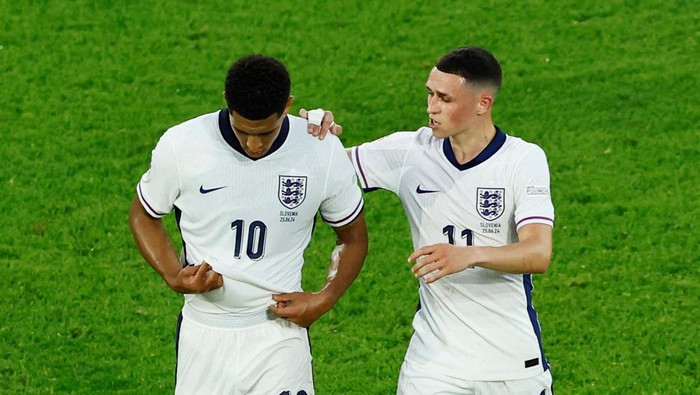Soccer Football - Euro 2024 - Group C - England v Slovenia - Cologne Stadium, Cologne, Germany - June 25, 2024  Englands Jude Bellingham with Phil Foden at half time REUTERS/Thilo Schmuelgen     TPX IMAGES OF THE DAY