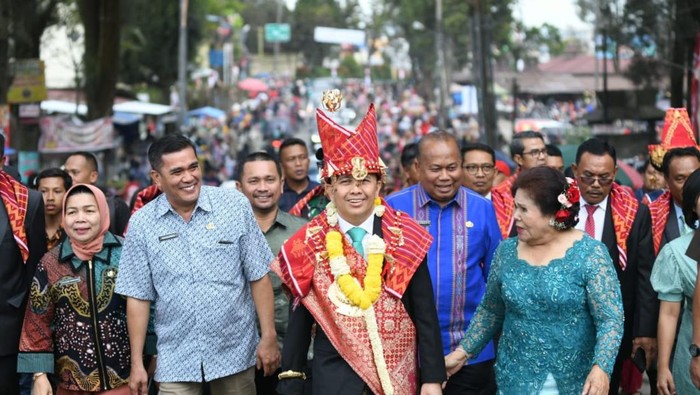 Pj Gubsu Agus Fatoni menghadiri Festival Bunga dan Buah 2024 di Karo. (Dok Kominfo Sumut)