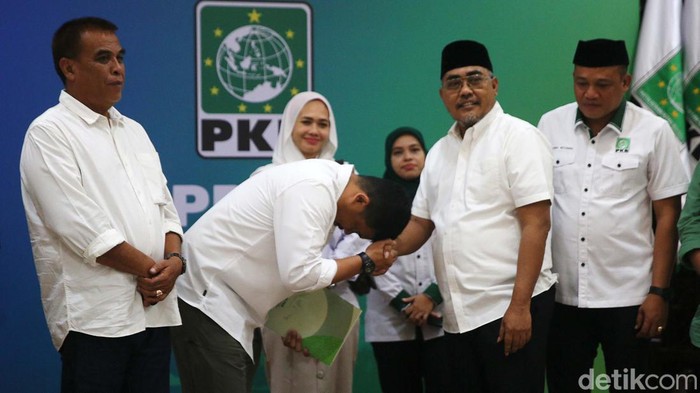 Waketum PKB Jazilul Fawaid menyerahkan surat dukungan kepada Bobby Nasution sebagai bakal cagub Sumatera Utara di DPP PKB, Jakarta, Kamis (4/7/2024).