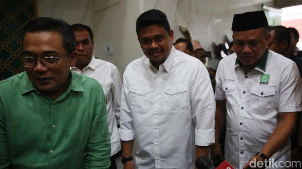 Waketum PKB Jazilul Fawaid menyerahkan surat dukungan kepada Bobby Nasution sebagai bakal cagub Sumatera Utara di DPP PKB, Jakarta, Kamis (4/7/2024).