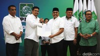Waketum PKB Jazilul Fawaid menyerahkan Surat Keputusan (SK) dukungan kepada Bobby sebagai bakal cagub Sumut di DPP PKB, Jakarta, Kamis (4/7/2024).