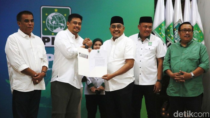 PKB Resmi Dukung Bobby Nasution Waketum PKB Jazilul Fawaid menyerahkan surat dukungan kepada Bobby Nasution sebagai bakal cagub Sumatera Utara di DPP PKB, Jakarta, Kamis (4/7/2024).