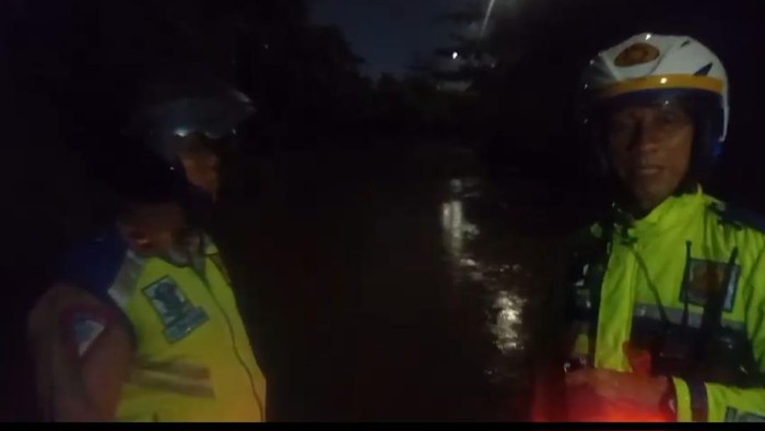 Polantas bertugas di jembatan KBN Cakung yang banjir malam ini (dok.istimewa)