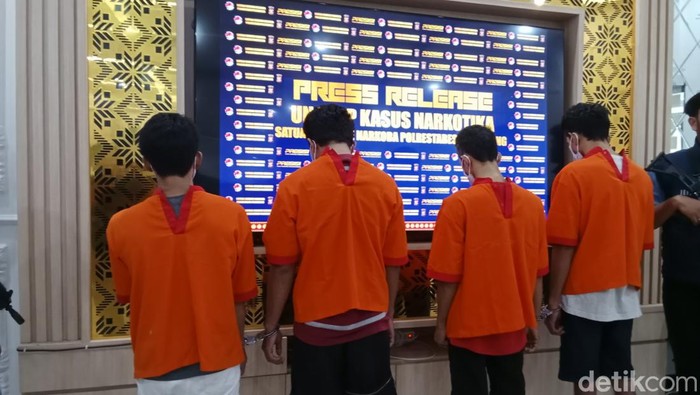 Polisi amankan 4 pengedar narkoba yang bawa 1,459 kg sabu siap edar di Palembang.