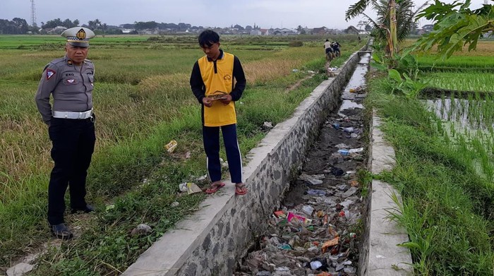 Polisi di lokasi TKP pencurian motor di Desa Sedayu Malang