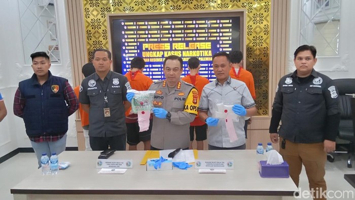 Polrestabes Palembang menyita 1,4 kg sabu dari 4 tersangka.