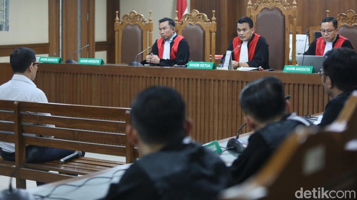 Terdakwa kasus dugaan korupsi proyek BTS 4G pada Bakti Kominfo Naek Parulian Washington Hutahayan alias Edward Hutahayan bersiap menjalani sidang pembacaan putusan di Pengadilan Tipikor, Jakarta, Kamis (4/7/2024). Majelis hakim memvonis Edward dengan hukuman lima tahun penjara, denda Rp125 juta subsider enam bulan kurungan serta membayar uang pengganti USD 1 juta atau setara Rp15 miliar.