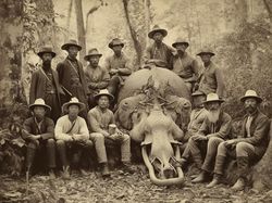 Gambar Unik Rekayasa AI: Bangsawan Thailand Abad ke-19 Vs Monster