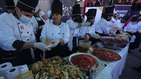 Pakar gastronomi dan mahasiswa koki menyiapkan “Sandwich de Chola” pada hari Selasa (2/7) dalam upaya memecahkan rekor dunia untuk sandwich terbesar.