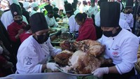 Lebih dari 100 mahasiswa dari berbagai universitas juga ikut ambil bagian dalam upaya tersebut.