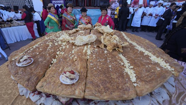 Potret Sandwich Raksasa Seberat 380 Kilogram di Bolivia