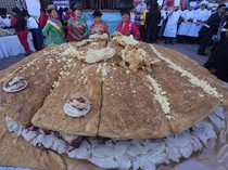 Potret Sandwich Raksasa Seberat 380 Kilogram di Bolivia