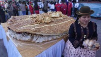 Orang-orang pun antusias menyaksikan pembuatannya sandwich tersebut dan ingin mencicipinya.