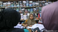 Selain seragam sekolah, toko juga menjual perlengkapan lain seperti sepatu, buku dan alat tulis.