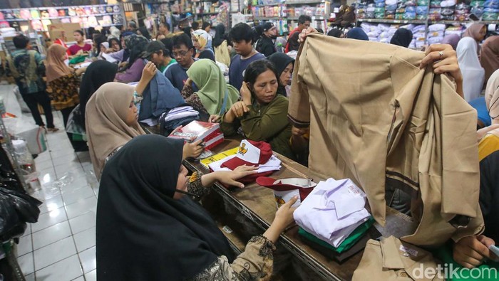 Potret Toko Perlengkapan Sekolah Disesaki Pembeli Jelang Tahun Ajaran Baru Sejumlah orang memadati toko Seragam Ridho Jaya di Kawasan Kebayoran Lama, Jakarta, Kamis (4/7/2024). Sejak 3 pekan terakhir, toko seragam ini dipadati oleh para orang tua murid untuk membeli kebutuhan seragam sekolah bagi putra putri mereka.