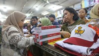 Menurut penjual, jelang tahun ajaran baru 2024/2025 permintaan seragam sekolah tingkat SD hingga SMA meningkat.