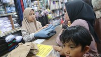 Seragam sekolah untuk tingkat SD, SMP dan SMA jadi yang paling banyak diburu oleh orang tua.