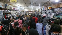 Sejumlah orang tampak memadati toko Seragam Ridho Jaya di Kawasan Kebayoran Lama, Jakarta, Kamis (4/7/2024).