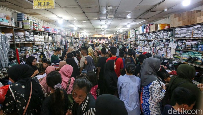 Sejumlah orang memadati toko Seragam Ridho Jaya di Kawasan Kebayoran Lama, Jakarta, Kamis (4/7/2024). Sejak 3 pekan terakhir, toko seragam ini dipadati oleh para orang tua murid untuk membeli kebutuhan seragam sekolah bagi putra putri mereka.