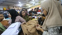 Menurut penjual, toko seragam ini masih akan dipadati oleh para pembeli hingga beberapa hari jelang tahun ajaran baru.