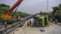 Kecelakaan tunggal truk bernomor polisi A 9808 B itu menyebabkan arus lalu lintas di jalan tol yang mengarah ke Jakarta mengalami kemacetan panjang.