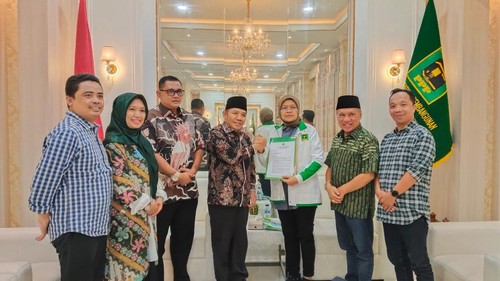 Najmul Akhyar - Kusmalahadi saat menerima surat rekomendasi di Kantor DPP PPP di Jakarta pada Kamis (4/7/2024).
Foto: Istimewa (Dok DPW PPP NTB)