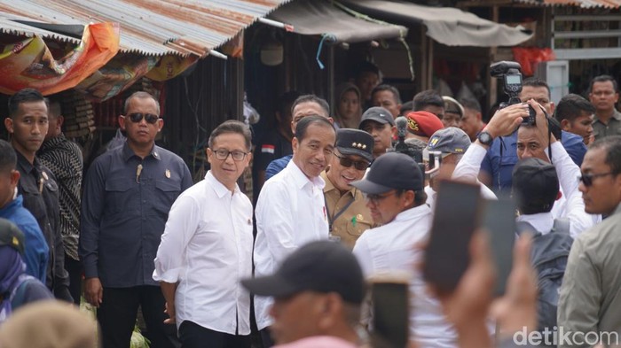 Presiden Jokowi berkunjung ke Pasar Palakka.