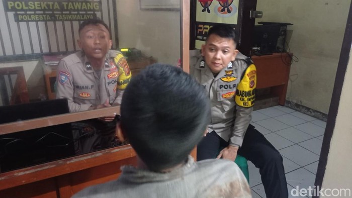Pria Tasikmalaya diamankan polisi usai tiduran di atas rel KA gegara kalah judi online