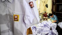 Menjelang tahun ajaran baru, home industri itu mampu memproduksi 3000 seragam per hari.