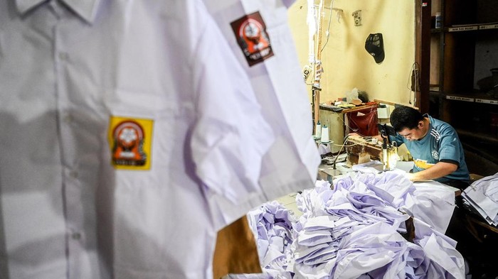Pekerja menyelesaikan pembuatan seragam sekolah di rumah konveksi, Mampang, Jakarta, Kamis (4/7/2024). Menjelang tahun ajaran baru, rumah konveksi tersebut mampu memproduksi 3000 seragam per hari dengan harga Rp820.000 sampai Rp1.400.000 per kodi tergantung bahan dan ukuran. ANTARA FOTO/Rivan Awal Lingga/Spt.