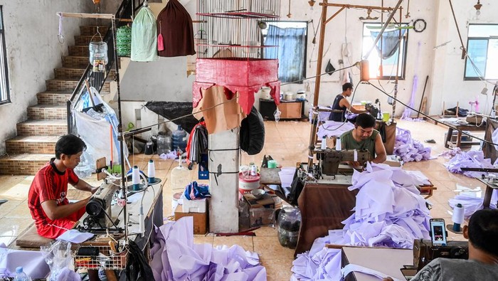 Pekerja menyelesaikan pembuatan seragam sekolah di rumah konveksi, Mampang, Jakarta, Kamis (4/7/2024). Menjelang tahun ajaran baru, rumah konveksi tersebut mampu memproduksi 3000 seragam per hari dengan harga Rp820.000 sampai Rp1.400.000 per kodi tergantung bahan dan ukuran. ANTARA FOTO/Rivan Awal Lingga/Spt.