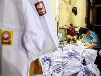 Melihat Kesibukan Konveksi Rumahan Jelang Tahun Ajaran Baru