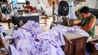 Pekerja menyelesaikan pembuatan seragam sekolah di home industri konveksi kawasan Mampang, Jakarta, Kamis (4/7/2024).