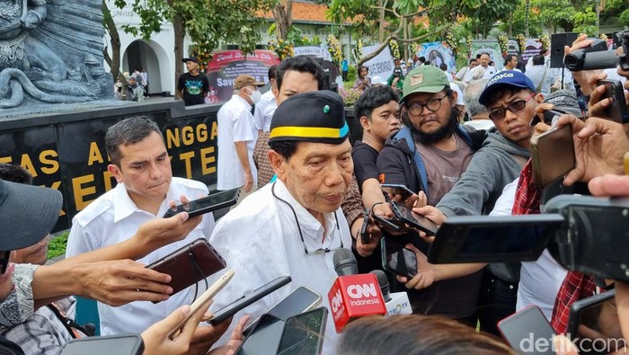 Prof Puruhito, mantan rektor unair