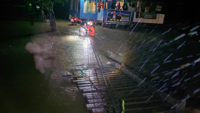 Proses evakuasi warga terdampak banjir di Sidrap.