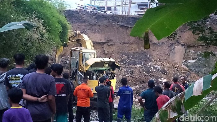 Proses pencarian korban tertimbun longsor di Kelurahan Mojosongo, Kecamatan Jebres, Kota Solo, Kamis (4/7/2024).