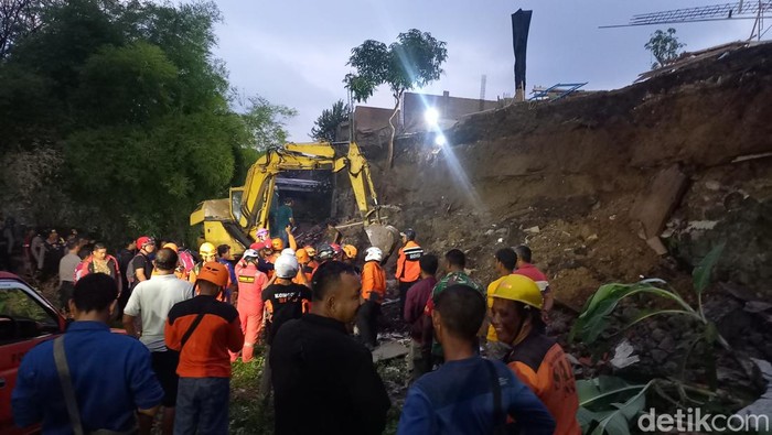 Proses pencarian korban tertimbun longsor di Kelurahan Mojosongo, Kecamatan Jebres, Kota Solo, Kamis (4/7/2024).